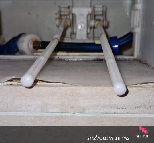צינורות וחיבורים במערכת מים